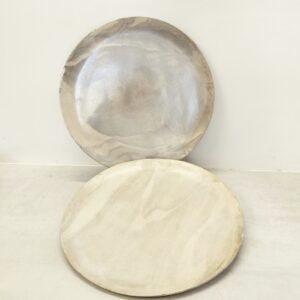 grande assiette en terres mélées modelées à la main par Terre d'Aur dans le Périgord