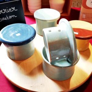 beurrier breton ou beurrier à eau confectionné à la main en grès