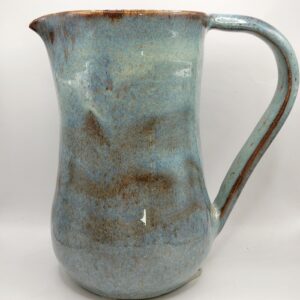 pichet tourné à la main dans mon atelier Terre d'AUr en Dordogne