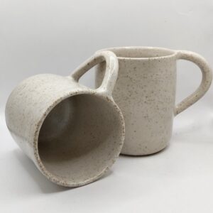 tasse tournée à la main avec anse grès pyrité
