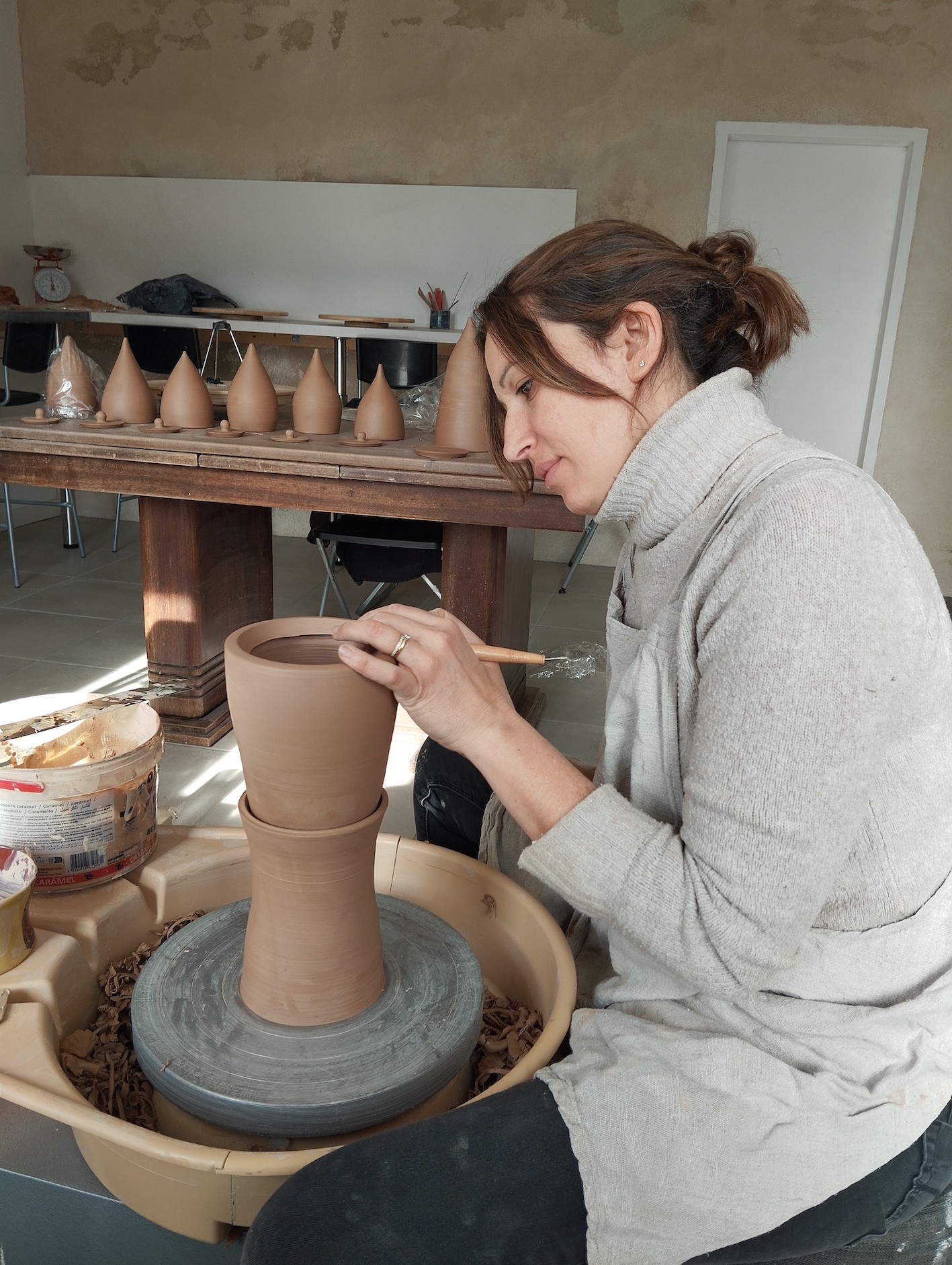 Aurore au tour de potier dans l'atelier Terre d'Aur
