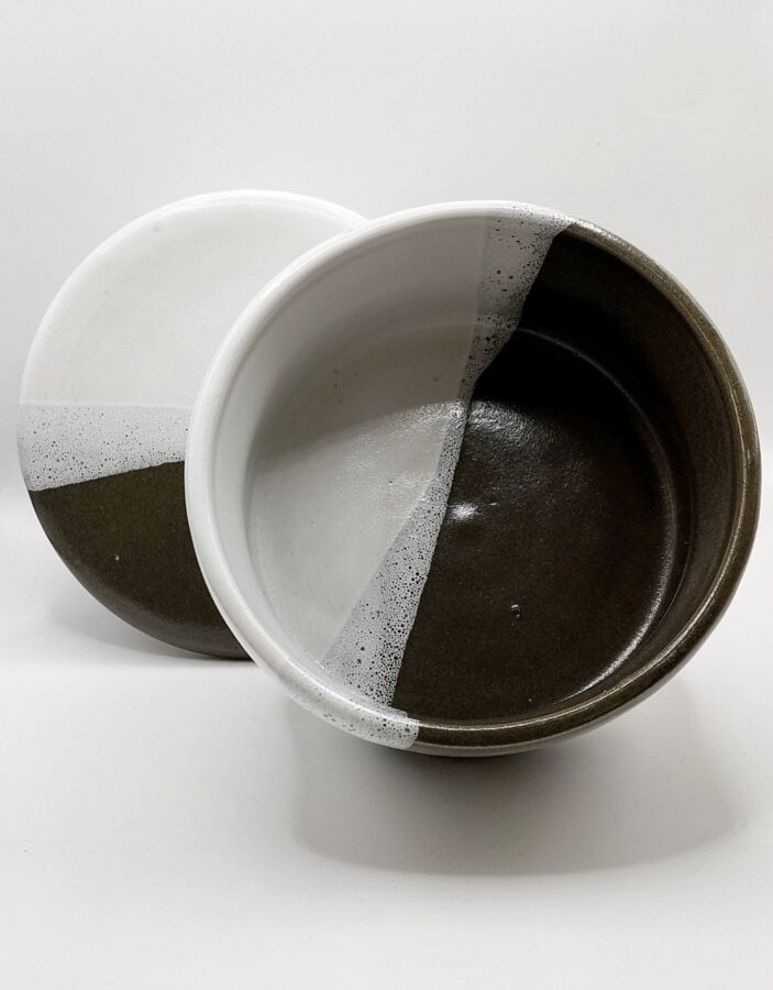beurrier à eau tourné artisanalement blanc et noir