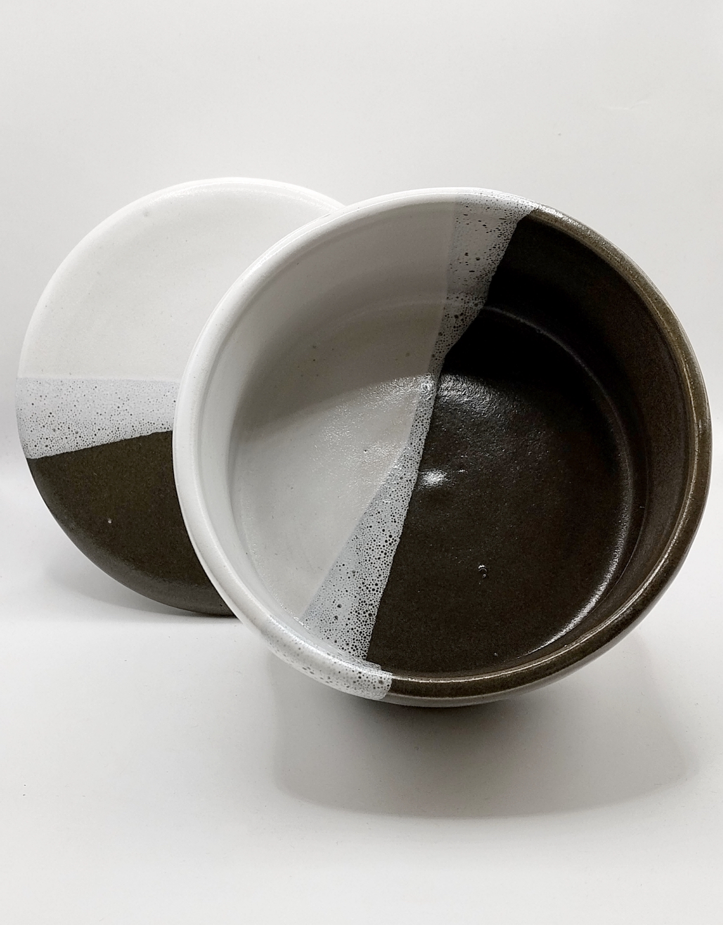 beurrier à eau tourné artisanalement blanc et noir