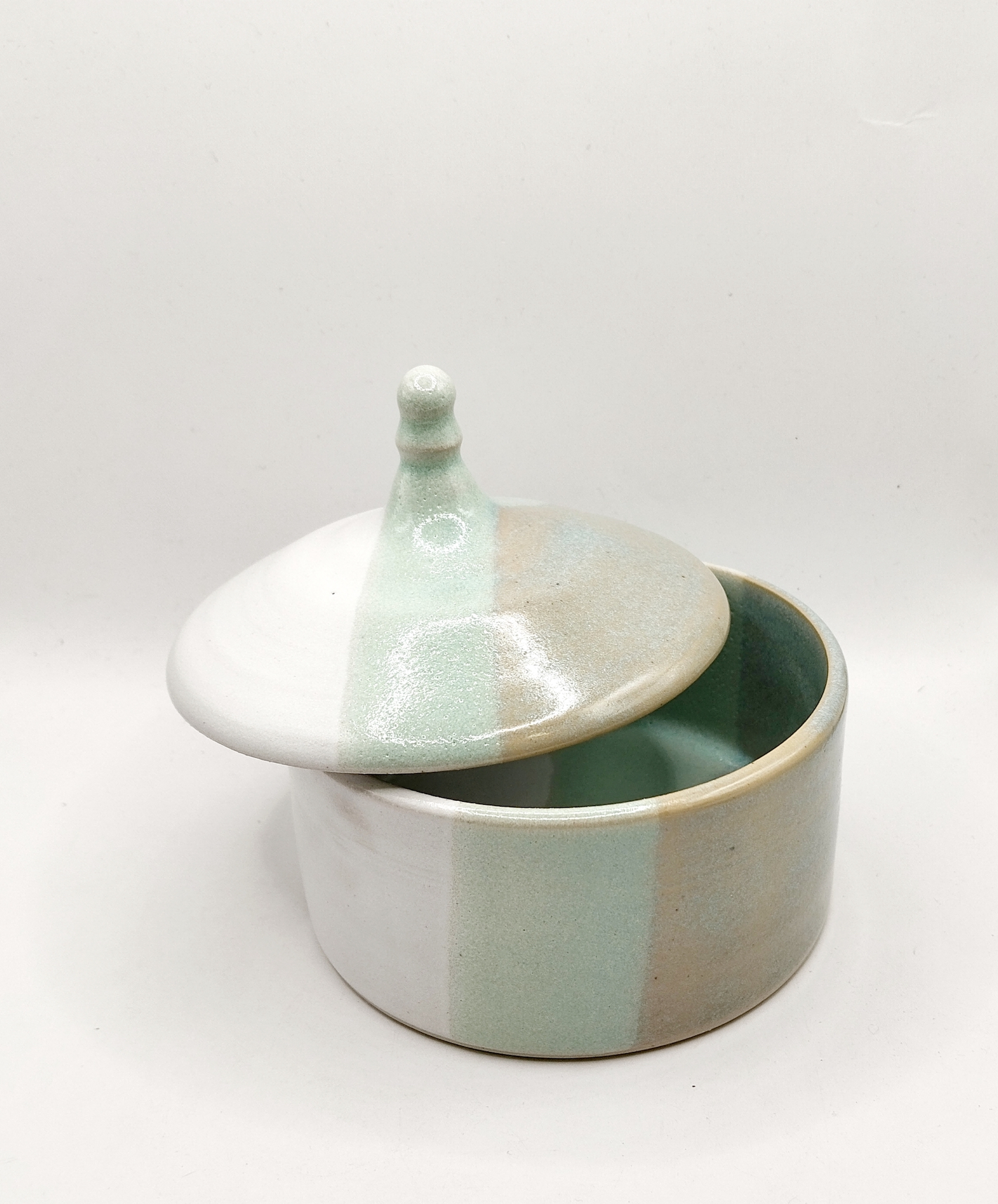 pot artisanal en grès blanc lagon