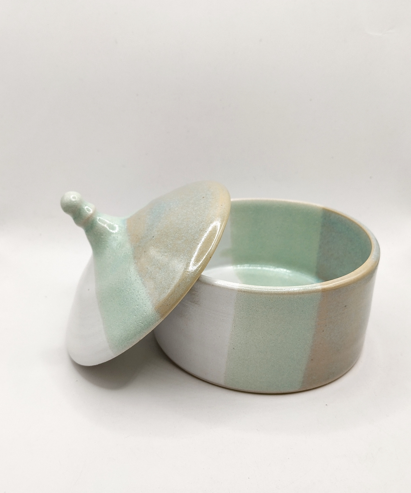 pot artisanal en grès blanc lagon