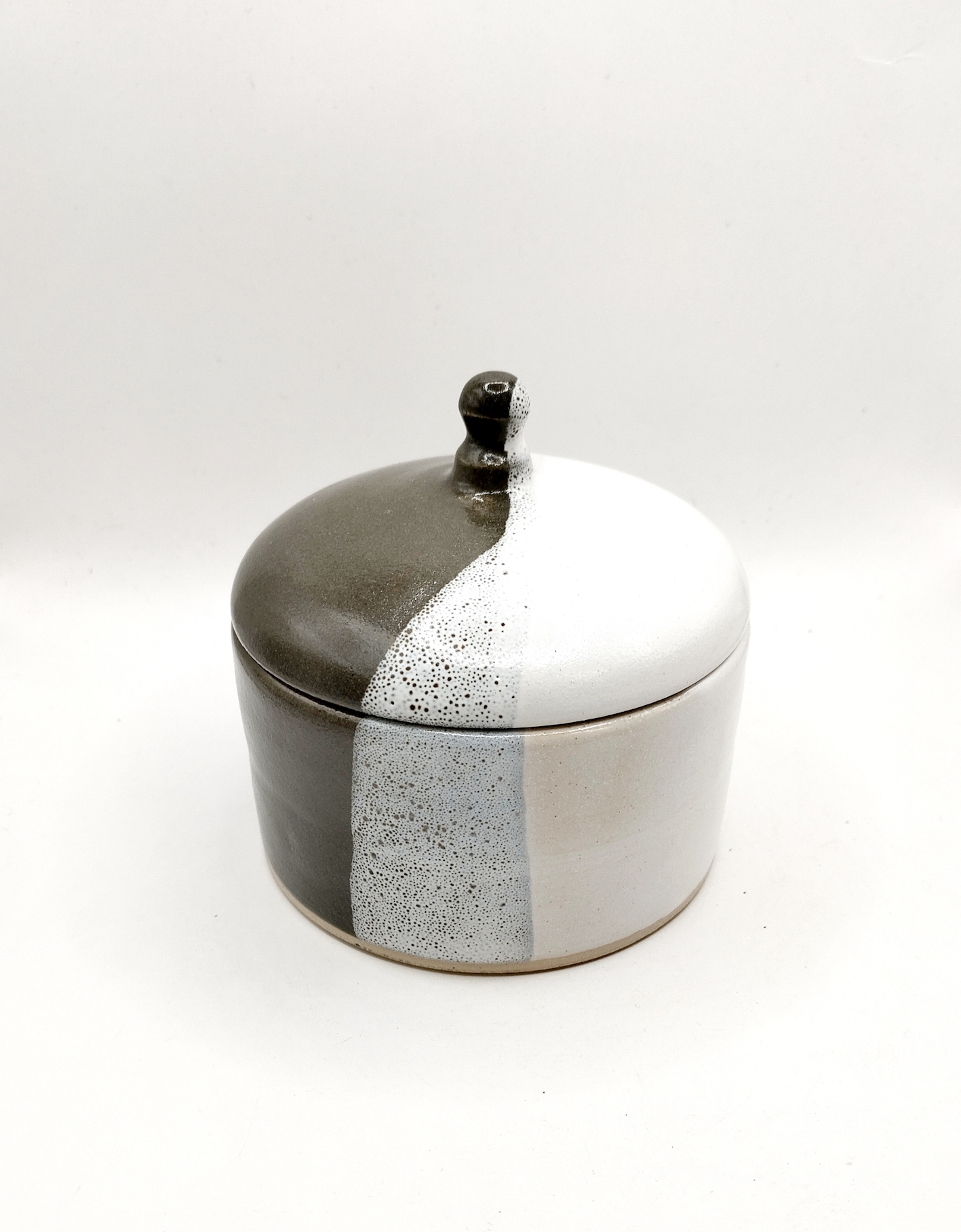 pot artisanal en grès blanc noir