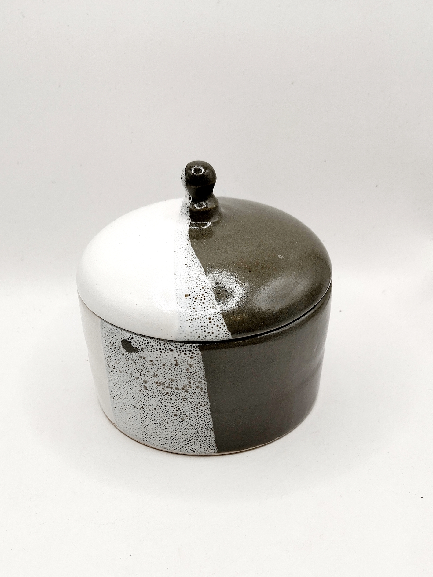 pot artisanal en grès blanc noir