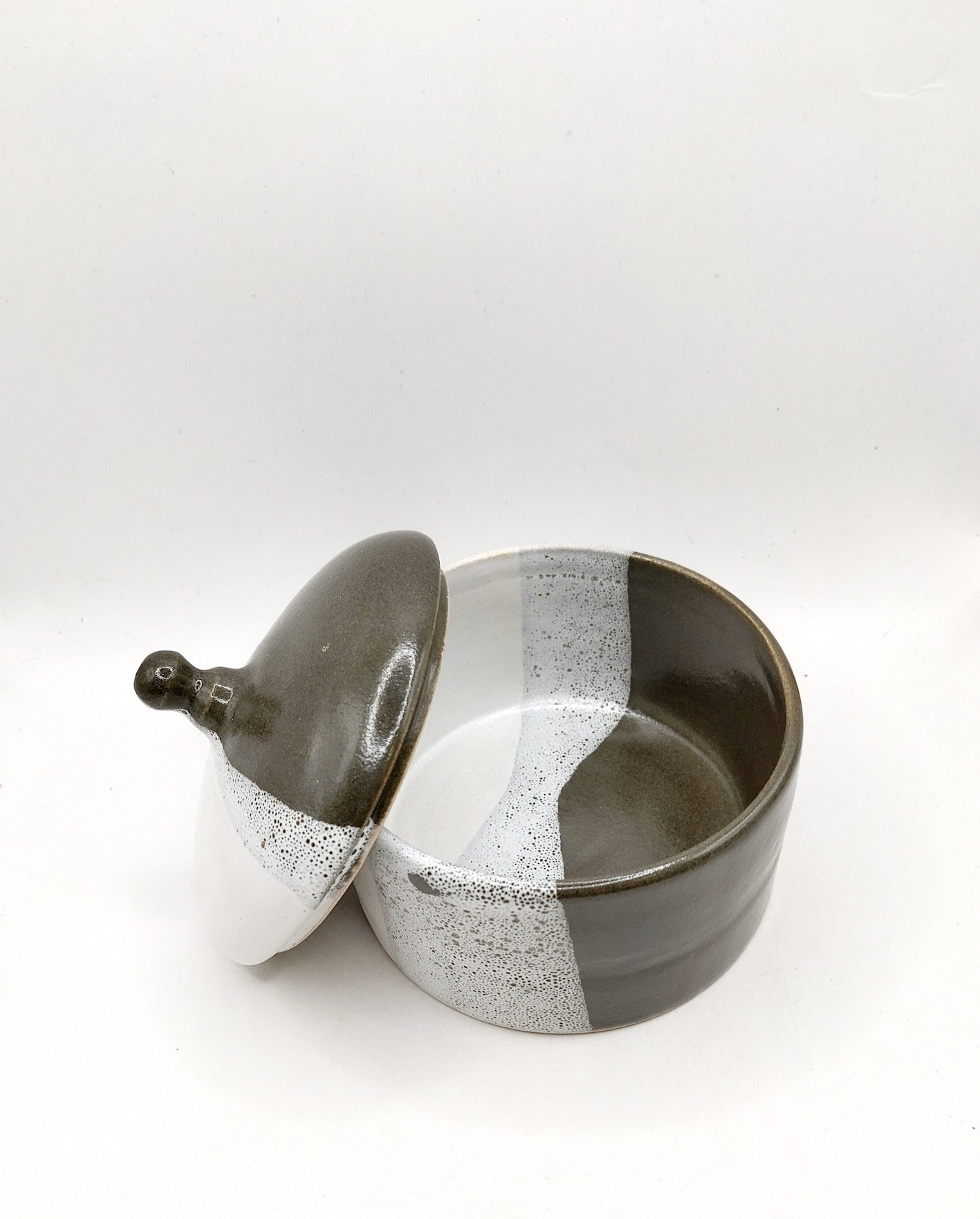pot artisanal en grès blanc noir