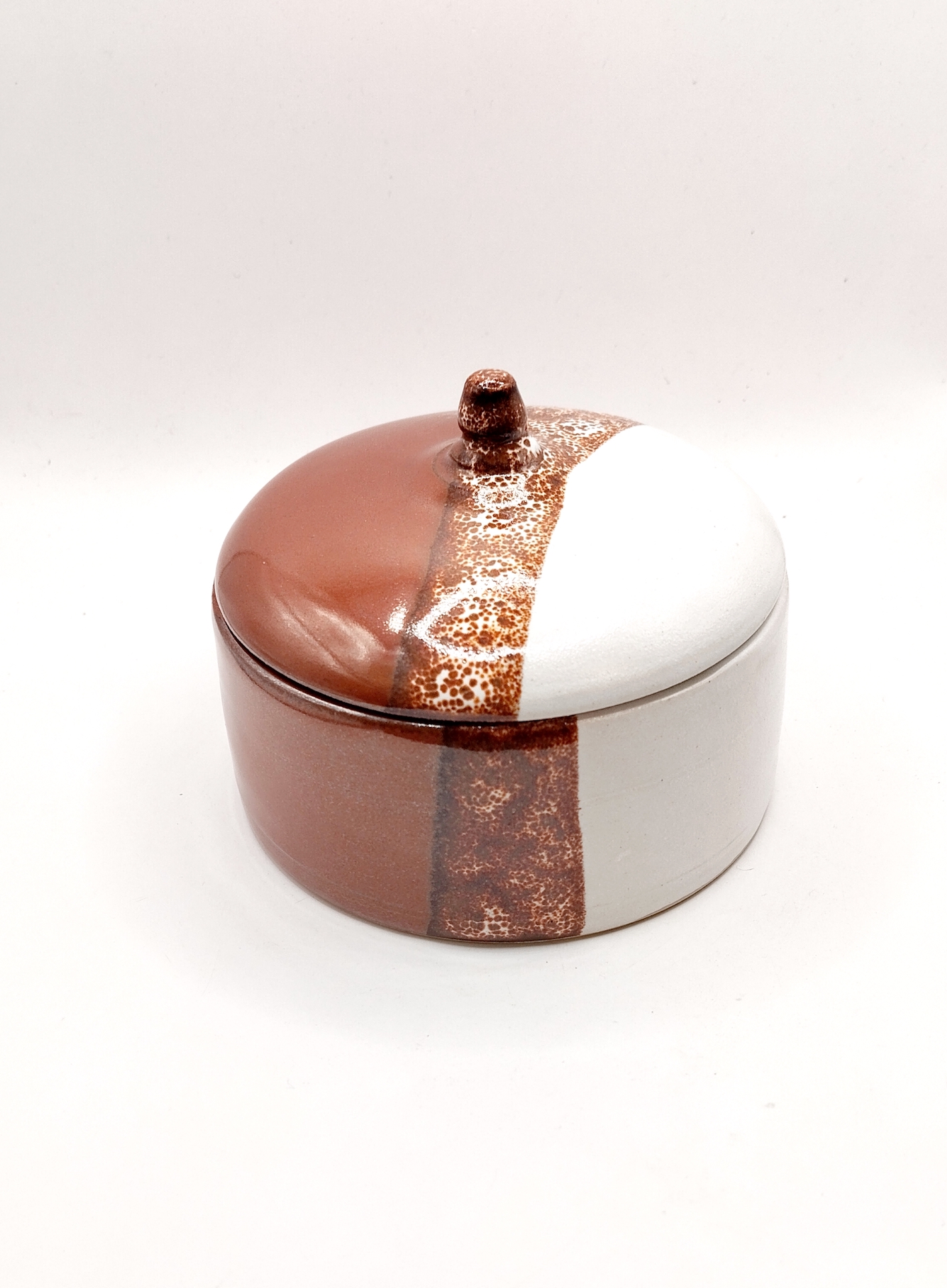 pot artisanal en grès blanc rouge magma