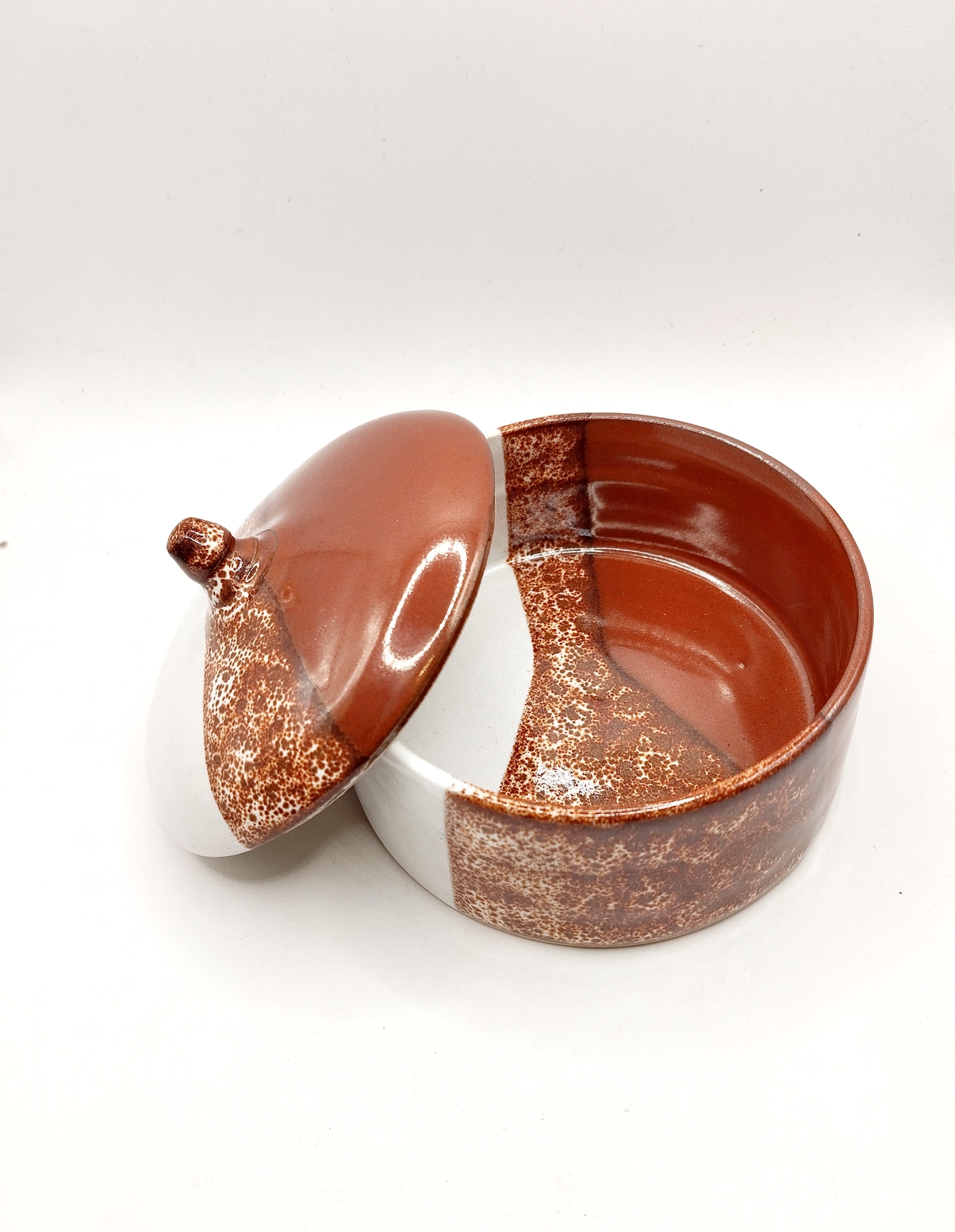 pot artisanal en grès blanc rouge magma