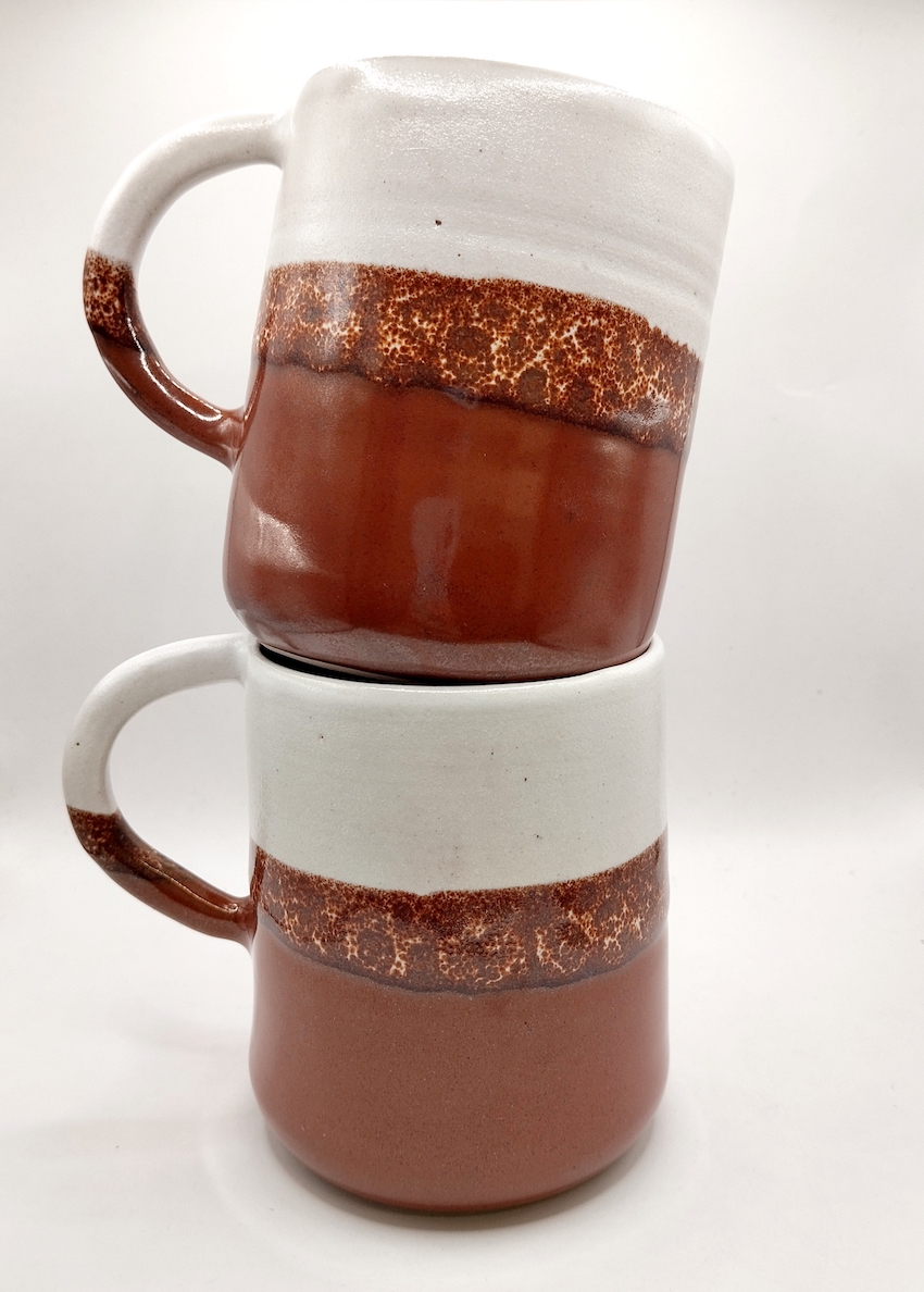 tasse artisanale avec anse en grès et émaillée