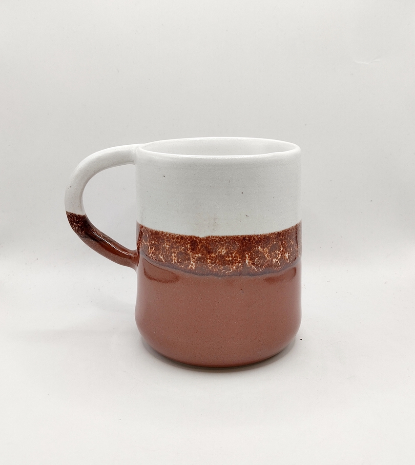 tasse artisanale avec anse en grès et émaillée